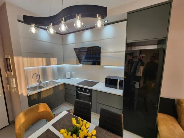 Tirane, jepet me qera apartament 1+1 Kati 7, 70 m² 900 € (Stadiumi Dinamo)