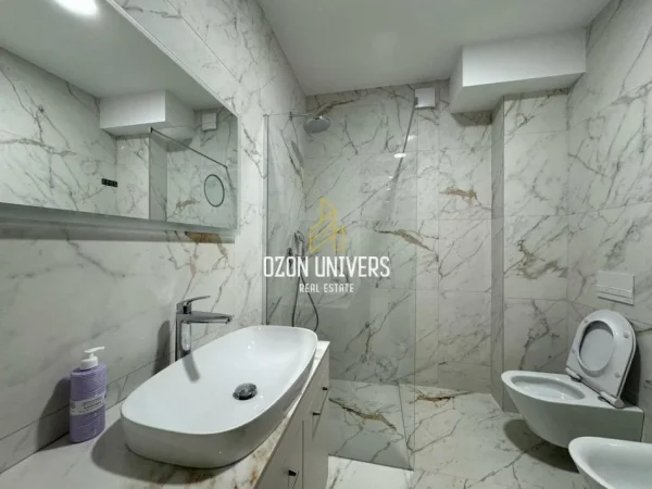 Tirane, jepet me qera ambjent biznesi Kati 2, 85 m² 1.500 € (Rruga Myslym Shyri)