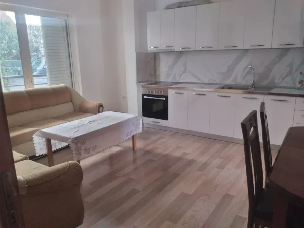 Tirane, jepet me qera apartament 2+1+Ballkon Kati 2, 100 m² 400 € 