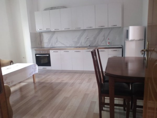 Tirane, jepet me qera apartament 2+1+Ballkon Kati 2, 100 m² 400 € 