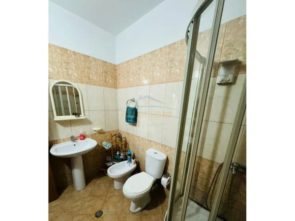 Tirane, jap me qera apartament 2+1 Kati 3, 120 m² 550 € (Unaza e Re)