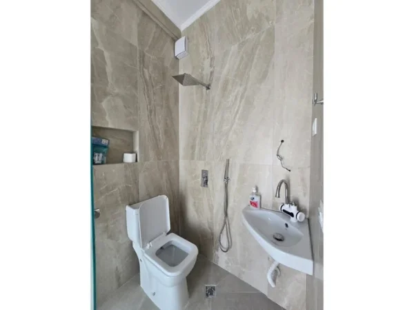 Tirane, jepet me qera apartament 2+1+Ballkon Kati 8, 109 m² 1.500 € (Rruga Mine Peza)
