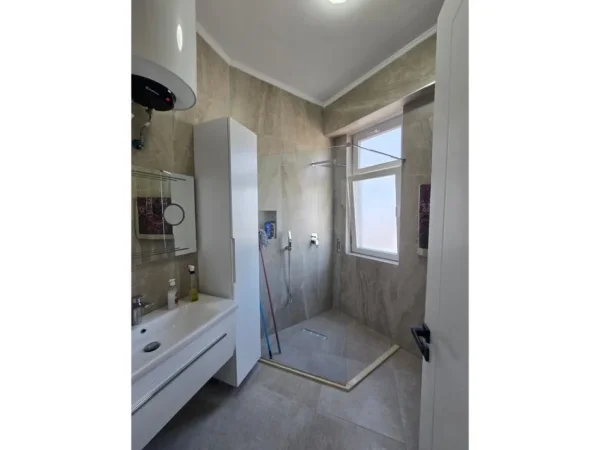 Tirane, jepet me qera apartament 2+1+Ballkon Kati 8, 109 m² 1.500 € (Rruga Mine Peza)