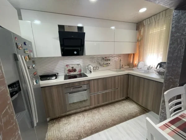 Tirane, jepet me qera apartament 2+1 Kati 3, 95 m² 550 € (Tek Pedriatia.)