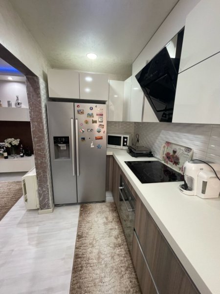 Tirane, jepet me qera apartament 2+1 Kati 3, 95 m² 550 € (Tek Pedriatia.)