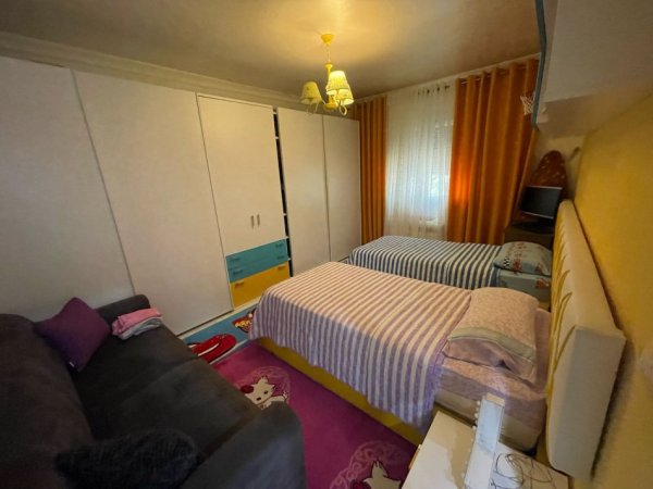 Tirane, jepet me qera apartament 2+1 Kati 3, 95 m² 550 € (Tek Pedriatia.)