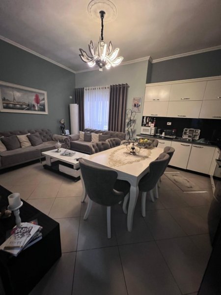 Tirane, shes 2+1+Ballkon Kati 8, 104 m² 150.000 € (Astir)