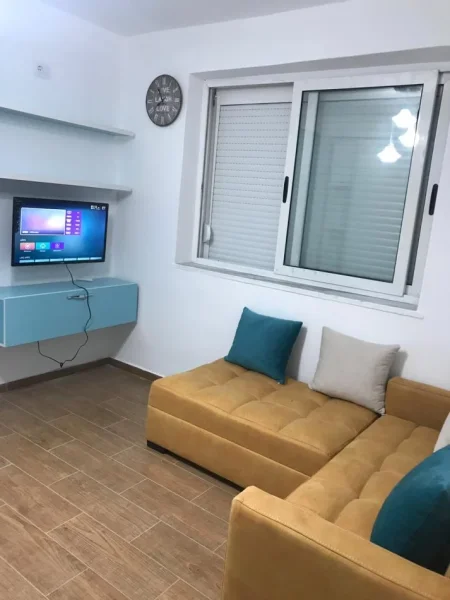 shitet garsonier Kati 1, 55.000 € (stacioni i trenit)