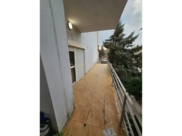 Tirane, jepet me qera ambjent biznesi Kati 1, 174 m² 1.100 € (Rruga Kongresi i Manastirit)