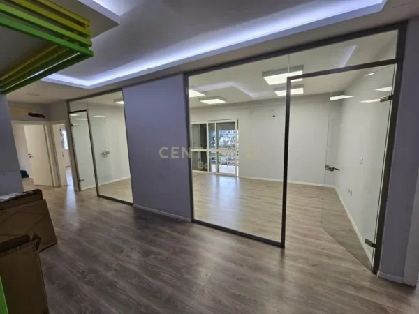 Tirane, jepet me qera ambjent biznesi Kati 1, 174 m² 1.100 € (Rruga Kongresi i Manastirit)