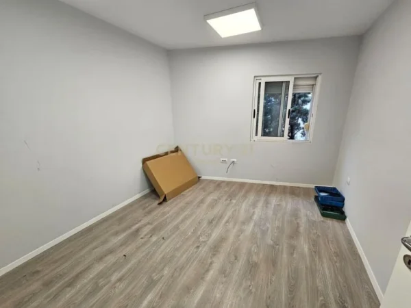 Tirane, jepet me qera ambjent biznesi Kati 1, 174 m² 1.100 € (Rruga Kongresi i Manastirit)