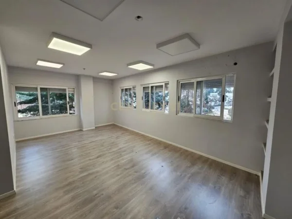 Tirane, jepet me qera ambjent biznesi Kati 1, 174 m² 1.100 € (Rruga Kongresi i Manastirit)