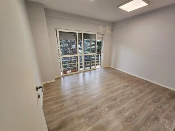 Tirane, jepet me qera ambjent biznesi Kati 1, 174 m² 1.100 € (Rruga Kongresi i Manastirit)