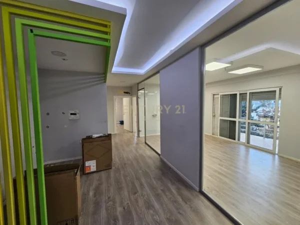 Tirane, jepet me qera ambjent biznesi Kati 1, 174 m² 1.100 € (Rruga Kongresi i Manastirit)