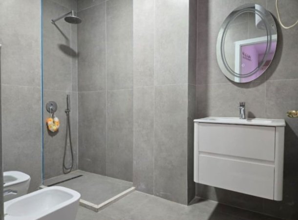 Tirane, jepet me qera apartament 2+1+Aneks+Ballkon Kati 8, 115 m² 850 € (Komuna E Parisit)