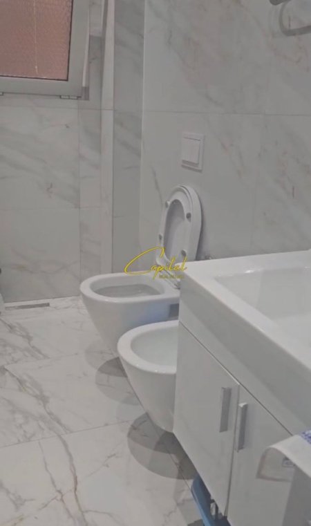 Tirane, jepet me qera apartament 3+1 Kati 4, 90 m² 650 € (BULEVARDI ZOGU I)