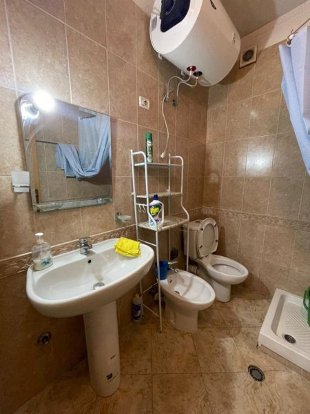 Tirane, jepet me qera apartament 2+1 , 700 € (21 dhjetori)