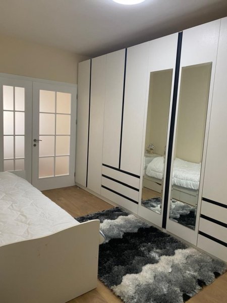 Tirane, jepet me qera apartament 2+1 Kati 3, 80 m² 800 € (Sheshi Wilson)