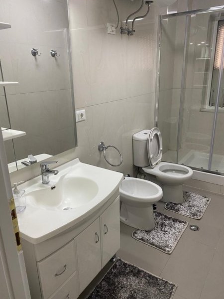 Tirane, jepet me qera apartament 2+1 Kati 3, 80 m² 800 € (Sheshi Wilson)