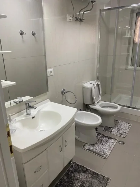 Tirane, jepet me qera apartament 2+1 Kati 3, 80 m² 800 € (Sheshi Wilson)
