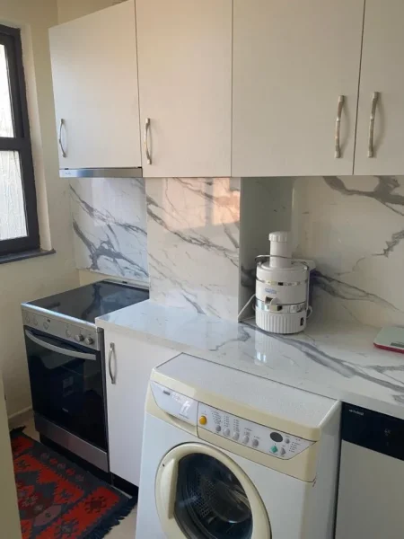 Tirane, jepet me qera apartament 2+1 Kati 3, 80 m² 800 € (Sheshi Wilson)