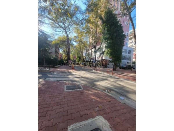 Tirane, jepet me qera ambjent biznesi , 292 m² 4.500 € 
