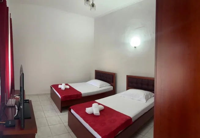 Tirane, jepet me qera apartament 1+1 Kati 2, 150 m² 500 € (selvia)