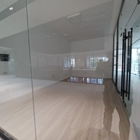 Tirane, jepet me qera dyqan Kati 2, 37 m² 750 € (Rruga Mine Peza)