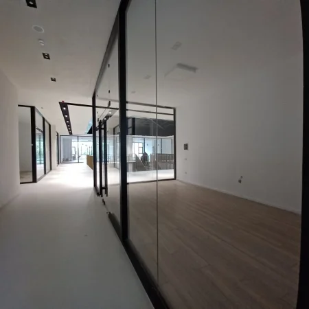 Tirane, jepet me qera dyqan Kati 2, 37 m² 750 € (Rruga Mine Peza)