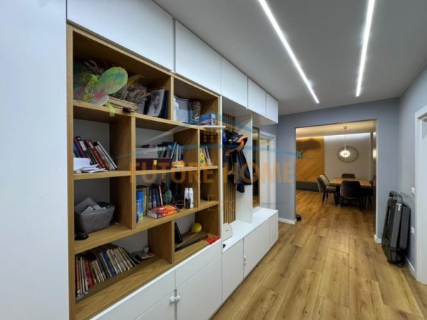 Tirane, shitet apartament 2+1+Ballkon Kati 12, 118 m² 310.000 € (Komuna Parisit)