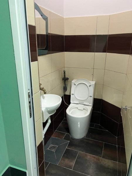 Tirane, jepet me qera dyqan Kati 0, 45 m² 600 € (RRUGA E ELBASANIT)