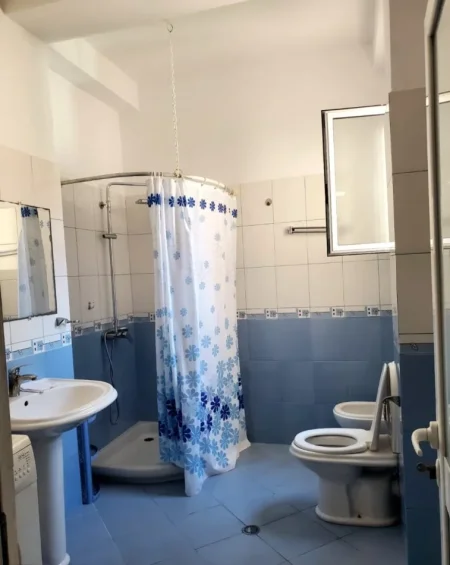 Tirane, jepet me qera apartament 3+1 Kati 1, 134 m² 550 € (SELITE)