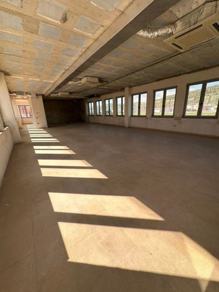 Tirane, jepet me qera magazine Kati 0, 1.800 m² 2.000 € (Vaqarr)