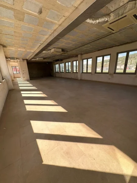 Tirane, jepet me qera magazine Kati 0, 1.800 m² 2.000 € (Vaqarr)