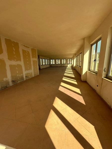 Tirane, jepet me qera magazine Kati 0, 1.800 m² 2.000 € (Vaqarr)