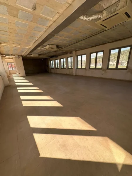 Tirane, jepet me qera magazine Kati 0, 1.800 m² 2.000 € (Vaqarr)