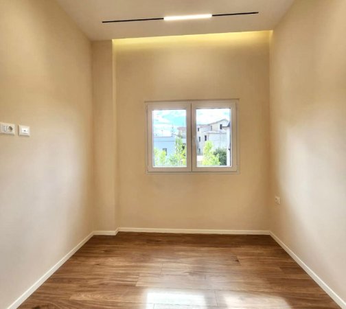 Në shitje: 1+1+kuzhinë më vete📍Sipër Kompleksit Grand / Ngjitur me kompleksin Mangalem ( Ali Dem) 91.500 euro