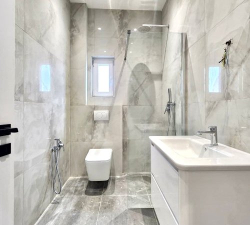 Në shitje: 1+1+kuzhinë më vete📍Sipër Kompleksit Grand / Ngjitur me kompleksin Mangalem ( Ali Dem) 91.500 euro