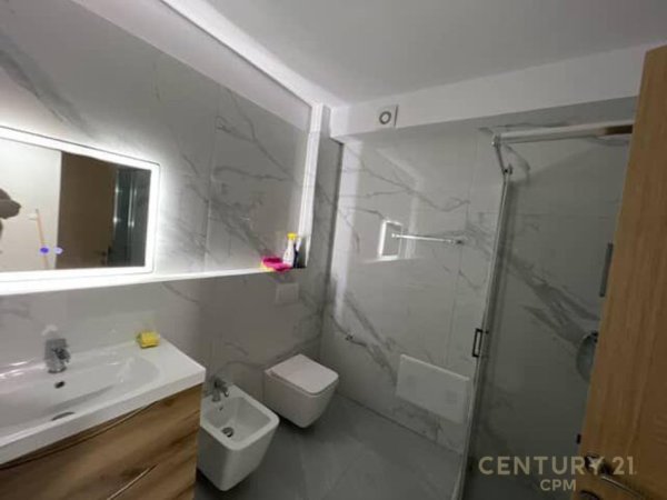 Tirane, jepet me qera apartament 1+1 Kati 2, 62 m² 450 € (Rruga 5 Maji)