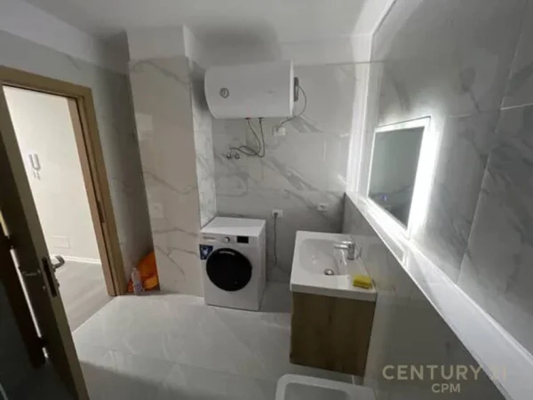 Tirane, jepet me qera apartament 1+1 Kati 2, 62 m² 450 € (Rruga 5 Maji)