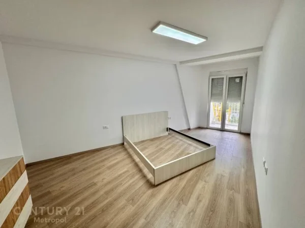 Tirane, jepet me qera zyre Kati 4, 128 m² 1.500 € (Stadiumi)