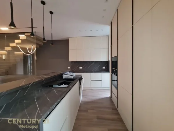 Tirane, jepet me qera Vile 2 Katshe Kati 2, 306 m² 3.000 € (TEG)