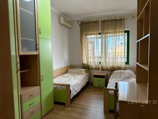 Tirane, jepet me qera apartament 2+1+Aneks+Ballkon Kati 5, 105 m² 900 € (Shallvaret)