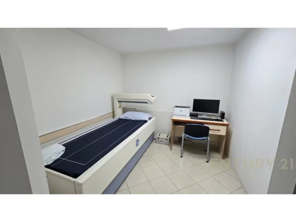 Tirane, jepet me qera ambjent biznesi Kati 6, 1.600 m² 13.000 € (Spitali Ushtarak)