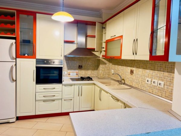 Tirane, jepet me qera apartament 2+1+Aneks+Ballkon Kati 4, 110 m² 900 € (9 kateshet)