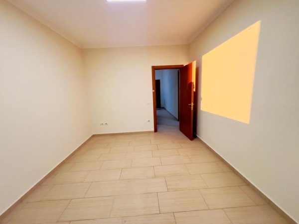 Tirane, jepet me qera apartament 2+1+Aneks+Ballkon Kati 4, 110 m² 900 € (9 kateshet)