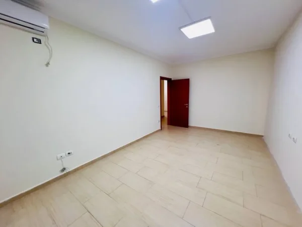 Tirane, jepet me qera apartament 2+1+Aneks+Ballkon Kati 4, 110 m² 900 € (9 kateshet)