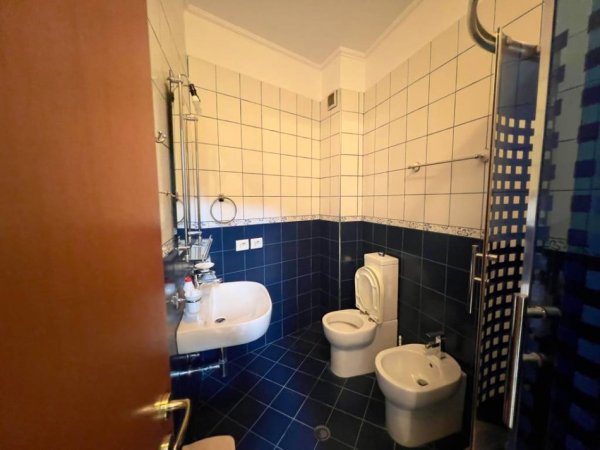 Tirane, jepet me qera apartament 2+1+Aneks+Ballkon Kati 4, 110 m² 900 € (9 kateshet)