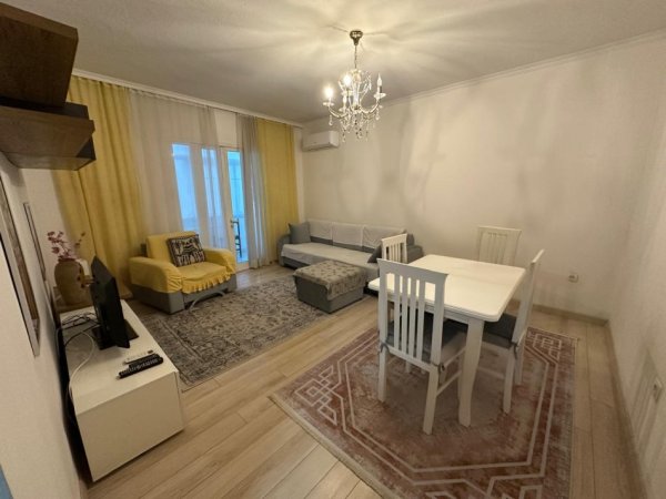 Tirane, jepet me qera apartament 3+1+Ballkon Kati 3, 100 m² 800 € (Myslym Shyri)