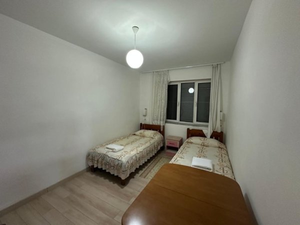 Tirane, jepet me qera apartament 3+1+Ballkon Kati 3, 100 m² 800 € (Myslym Shyri)